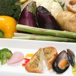 精進×美食 DINING KARMA - ちまたで話題の前菜盛りはフレンチ風、一つ一つ味付けの違う野菜中心の前菜をお楽しみください。