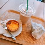 イート・モア・グリーンズ - ロイヤルミルクティ¥650、エッグタルト¥280、持ち帰りに米粉とバナナのチョコマフィン¥380。
ランチより高くなってしまった…¥1414也。