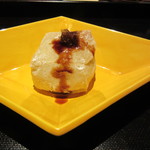 銀座うち山 - 焼きゴマ豆腐　お醤油をかけて