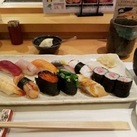 すし 堺 - ランチ　11貫にぎり+トロ巻き　お椀、小鉢のお豆腐　　￥1050