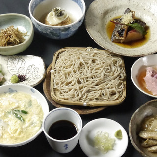 Carefully selected ingredients and a variety of soba restaurant dishes