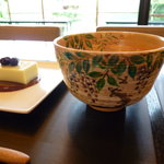 虎屋菓寮 - 抹茶茶碗は、季節遅れの“藤”でした・・・