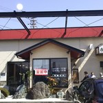 松乃木飯店 - 入り口に灰皿があり、たくさんの方がスッパスッパ❗️残念です