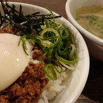 肉とチーズ 韓国料理 トリノマ - 肉みそ温玉丼