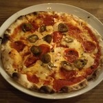 THREE BROTHERS PIZZA - ハラペーニョの辛いピザ