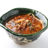 〈ピリ辛〉肉汁そば 968円 ハーフ858円