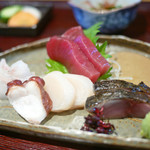 お刺身御膳　本まぐろ赤身、真鯛、帆立、水だこ、炙り〆さば