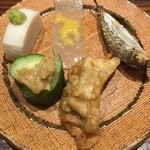 福の花 - 長州鶏の揚げ餃子、周防大島の糂汰(じんだ)味噌きゅうり、へいたろう(ヒイラギの稚魚)、宇部の板わさ、岩国の刺身こんにゃく