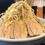 自家製太麺 ドカ盛 マッチョ - ラーメン(大)豚W全マシマシカラメうずらトッピ