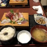 和風レストラン舞鶴 - 写真撮るまえに 鯵を少し食べてしまったが  美味しい！