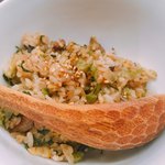 麺や すずらん亭 - スジ肉を使ったガーリックライス