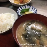 Okonomiyaki Izakaya Teppanyaki Tonkyuu - 定食のご飯・味噌汁・漬物