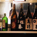 鳥みつ - カウンターの上に銘酒が！