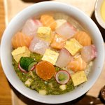 立場割烹 SSAW - 紅白の桜ちらし 1000円 の青森岩手の天然の本鱒