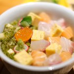 立場割烹 SSAW - 紅白の桜ちらし 1000円 の青森岩手の天然の本鱒