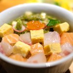 立場割烹 SSAW - 紅白の桜ちらし 1000円 の青森岩手の天然の本鱒