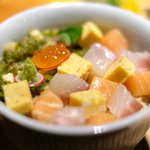 立場割烹 SSAW - 紅白の桜ちらし 1000円 の青森岩手の天然の本鱒