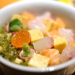 立場割烹 SSAW - 紅白の桜ちらし 1000円 の青森岩手の天然の本鱒