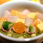 立場割烹 SSAW - 紅白の桜ちらし 1000円 の青森岩手の天然の本鱒