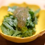 立場割烹 SSAW - 紅白の桜ちらし 1000円 の江戸川春菊のサラダ