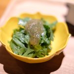 立場割烹 SSAW - 紅白の桜ちらし 1000円 の江戸川春菊のサラダ