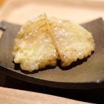 立場割烹 SSAW - 紅白の桜ちらし 1000円 の新玉ねぎの天ぷら