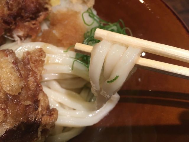 鶏天ぶっかけうどん780円』by 1gochi : 伝統自家製麺 い蔵 岡本店