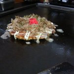 みらく - お好み焼きは鉄板のある座敷で焼いてくれます