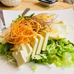 まぐろ丼　加一 - お豆腐のサラダ（加一の日利用）
