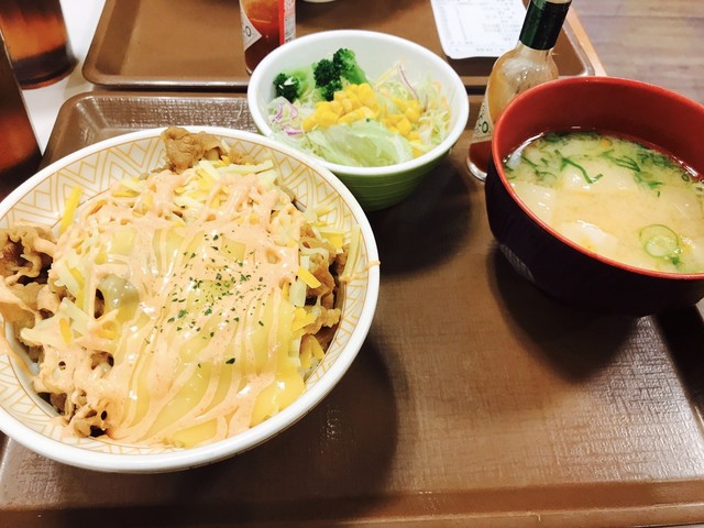 牛肉ラーメンとフルーツサラダセット 牛肉ラーメンとフルーツサラダセット