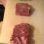 まる富 - 牛カツの前の牛の塊