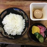 Aji No Shuuchakueki Jirochou - 半ライス  １５０円で＋味付き茹で卵＋三種漬物 これはお得