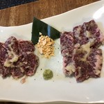 大衆焼肉ホルモン酒場 とりとん - 牛のはらみ二種盛り(＋200円でニンニクまみれに)