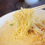 麺屋 五七屋 - 麺は中太縮れ