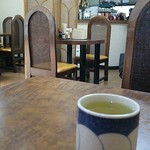 龍苑 - 濃いめの緑茶と店内一部