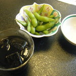 万作 はせがわ - 黒いお酒でした。枝豆と一緒に。