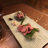 飛騨牛一頭家 馬喰一代 銀座 - 馬喰牛刺しの盛合せ
