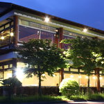 信州そば処やまへい - ライトアップに軽井沢の緑が映えます。