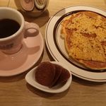 メロウ ブラウン コーヒー - ワッフルパンケーキ フォンダンチーズとブルンジ ンゴジ(プレス)