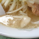 ラーメン二郎 - スープ見た目