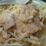 ラーメン二郎 - これまた旨い豚