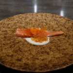 ete - 燻製サーモン タマネギのピューレと卵黄、ジュレ添え