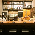 お食事と本格焼酎の店 蓮華茶屋 - 広めのカウンター席も人気です。スタッフにお気軽に話しかけてください〜