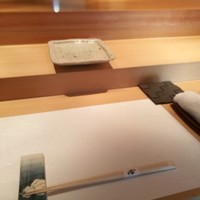 鮨南山 - 「置かれたら2秒で口に運ぶルール」というのを自分に課しているので、握りの写真は撮りません。