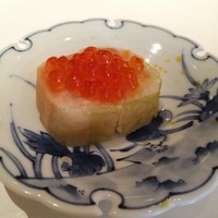 鮨南山 - シャリ自体が柔らかく潰れ過ぎでネチョっとしています。サクラマスはクセがあり、それをカバーする為に柚子を効かせてはいましたがそれでもダメな感じでした。
