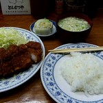 とんかつや - ロースカツ定食   ご飯はもう半ライスです。