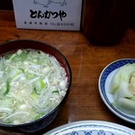 とんかつや - この味噌汁と白菜の漬け物が最高