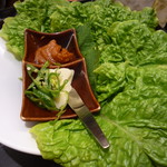 肉處 きっしゃん - チシャとゴマの葉