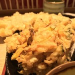 味奈登庵 - #食べログ的に撮るとこうなる。  
            揚げたての大きいかき揚げ天ぷら。
            イイね！