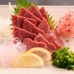 Uma Zakura - 馬肉の中で一番高価なバラ肉（三角芯）のお刺身です。これぞ馬刺しと言う一品です。